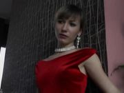 Russisch meisje in sexy kousen probeert te plagen