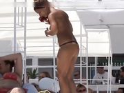 Jonge vrouwen zijn topless op het openbare strand