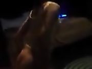 Hij maakt seks op de keukentafel en zijn grote lul dringt in haar natte vagina