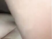 Anale seks in het buitenzwembad met een perfecte vrouw