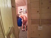 Aziatische vrouw geeft een geweldige pijpbeurt aan haar blanke vriendje en slikt sperma door