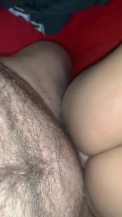Geile vrouw speelt en plaagt haar man om een ​​goede penetratie te krijgen
