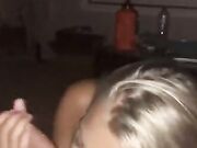 Een goede vrouw zuigt de lul van haar man en slikt al het sperma bij de finish