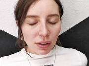Zeer mooie ex-vriendin zuigt grote lul en slikt het sperma