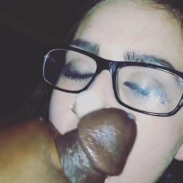 Een snelle orale seks op haar knieën met een grote lul