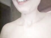 Schattige Aziatische vriendin houdt ervan om sperma te zuigen en te slikken